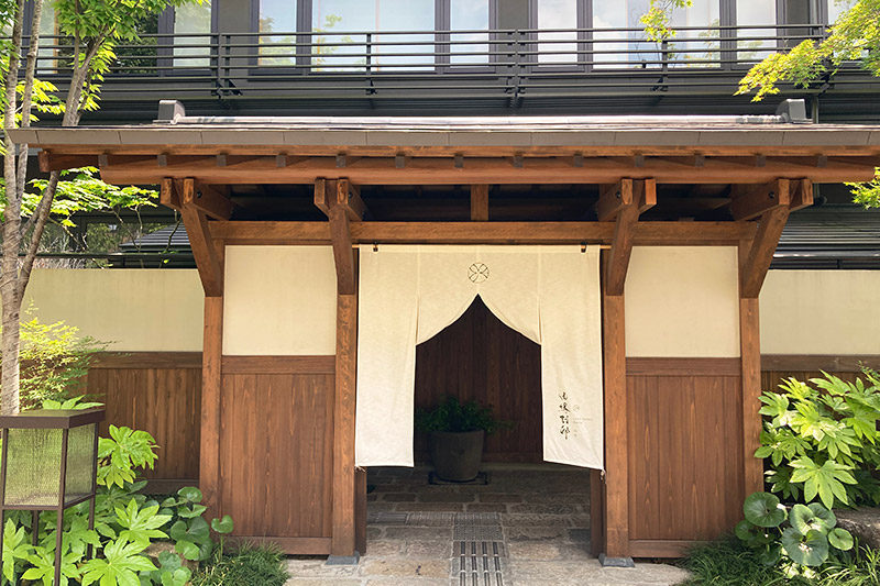 『温泉旅館 由縁別邸 代田』の入り口、下北沢から徒歩圏内にこんな空間が生まれたのは未だに不思議。いつか泊まってみたい