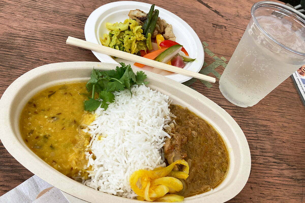 注文したのは、「チキンとダルのあいがけカレー」「惣菜おまかせ3種」「自家製レモンサワー」
