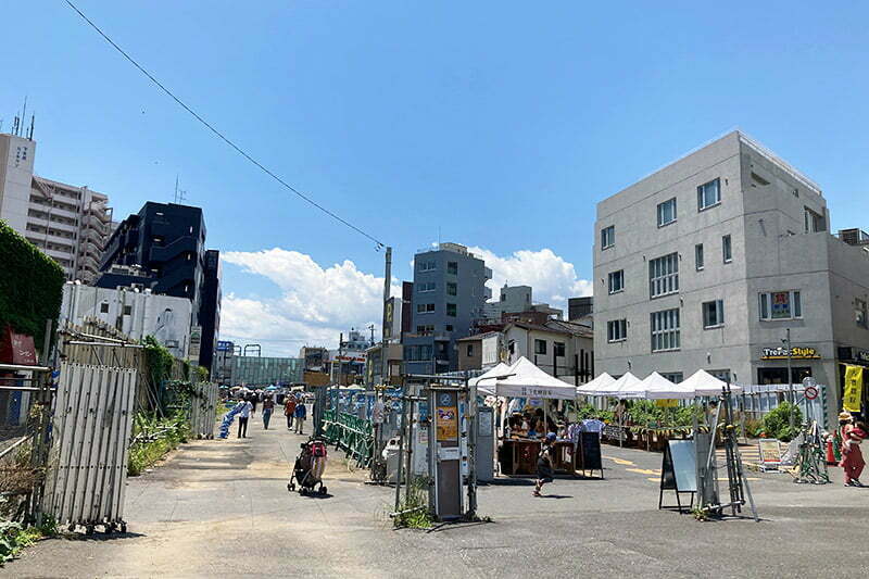 下北線路祭では駅前から「下北線路街 空き地」まで通り抜けができます。はやく、この場所が通り抜けできるようになって欲しい(この部分は下北線路街ではなく、世田谷区が整備する道路になります)