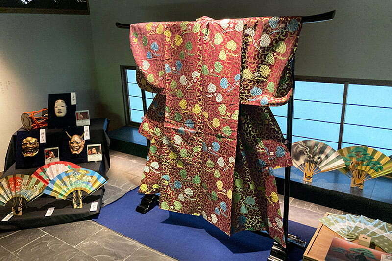 ロビーでは代田の能楽師観世流 梅若万佐晴氏による能装束・能面の特別展示、由縁別邸 代田の落ち着いた雰囲気で鑑賞できるのは貴重な機会。まさか代田に代々能楽師の方がいらっしゃったとは、、、。由縁別邸代田では体験イベントなども開催されています
