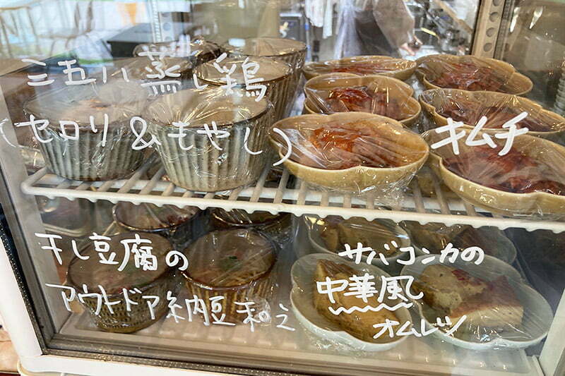 小鉢付きなのでセルフで1つ選びます、というか小鉢が全て美味しそうで悩む、、、