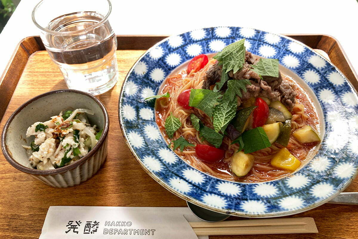 ZENBと発酵デパートメントのコラボメニュー「牛バラと発酵トマトの冷やし和え麺」1500円(税込)
