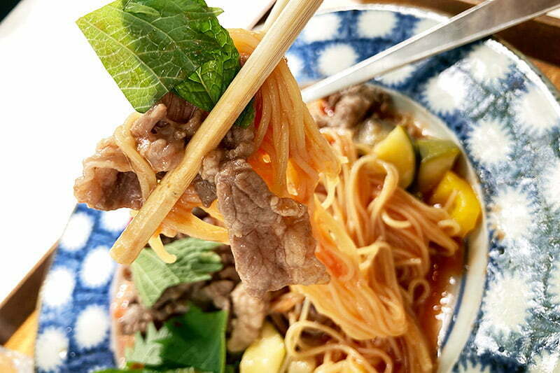 いや、もうこの牛バラどうなってるの?的な美味しさ。大葉とミントと一緒に味わうとフレッシュな味わいに