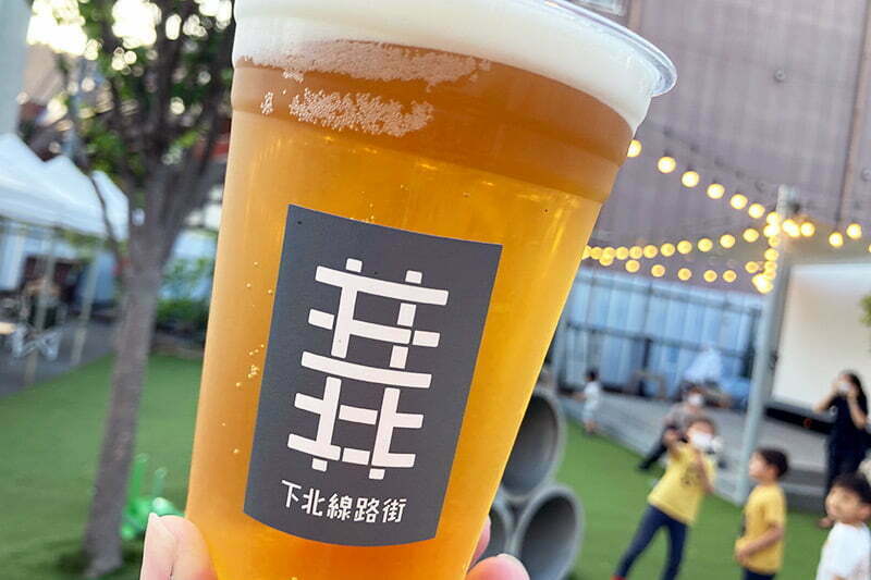 ビールの写真を撮ってたら、勝手にこどもたちが映り込んでくるー。素晴らしい場所です「下北線路街 空き地」は