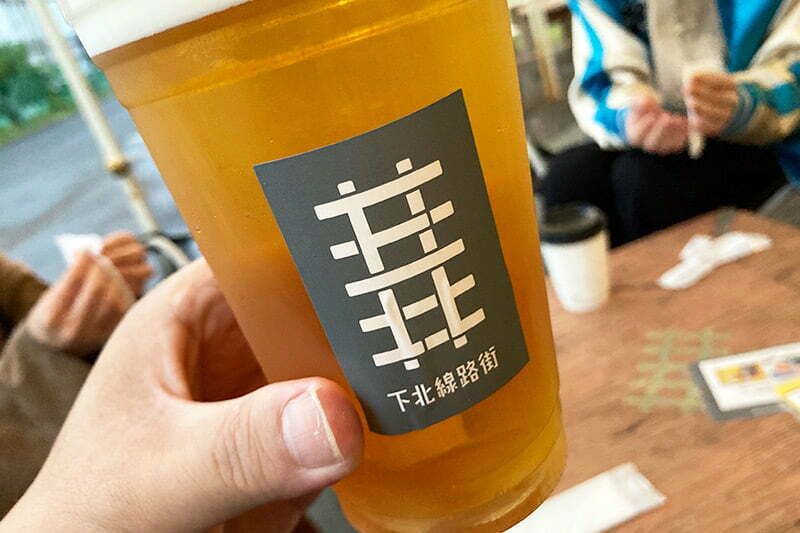 上着を着てても肌寒い中、ビールを飲み始める
