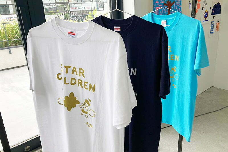 展示されている作品はもちろん購入できますが、「STAR CHILDREN」のTシャツも販売。めっちゃキラキラ