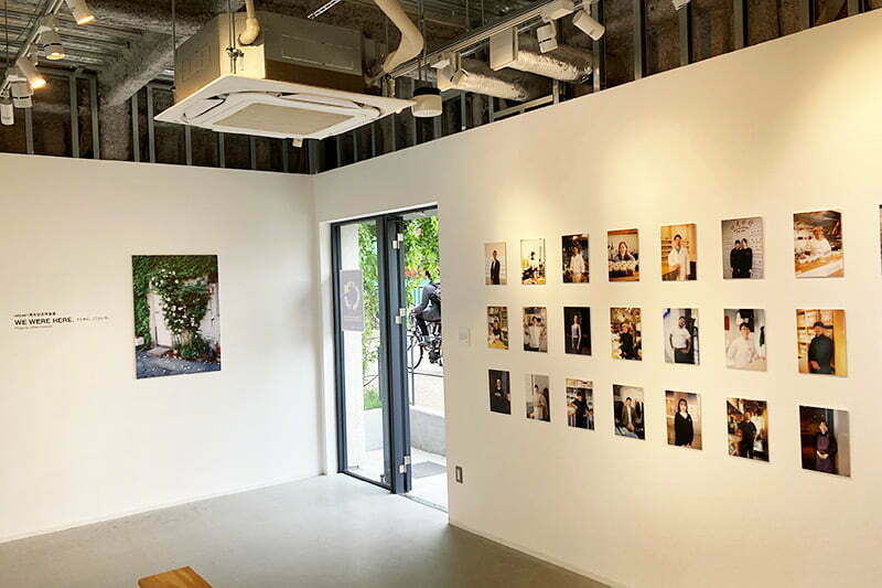 1階のポップアップでは「植本一子写真展 WE WERE HERE. たしかに、ここにいた。」を展示、reloadの皆さんの笑顔がステキ