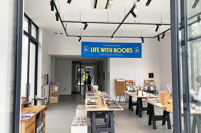 エントランスホールでは「BOOK MARKET “LIFE WITH BOOKS”」が開催