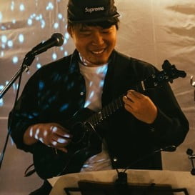SHIN
世界大会優勝実績を持つウクレレプレーヤー。サイパン島育ち。元SMAP香取慎吾氏など、著名人のウクレレ指導も数多く担当。音楽療法の資格を活かし、様々な領域とコラボレーションも行っている。