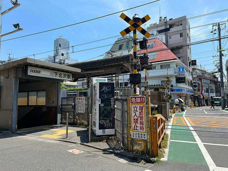 井の頭線は地上のまま。再開発後も変わらない西口に「ただいま」と言いたくなります。