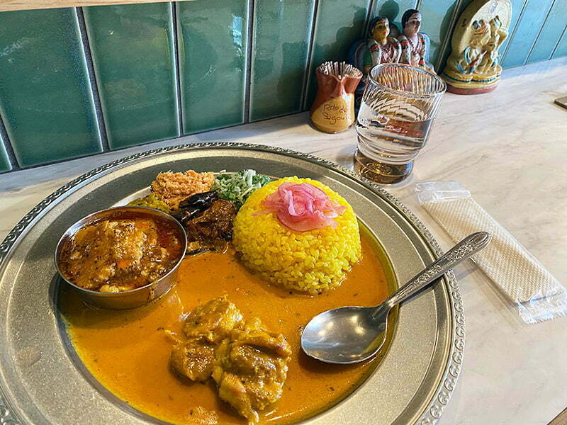 ワンプレートにスリランカとインドのカレーがM I X