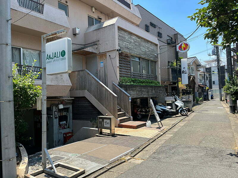 下北沢南口商店街からひとつ入った通り。ひっそりと名店が並んでいます。