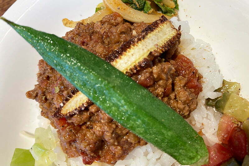 ラムキーマの上にはオクラとヤングコーンの夏野菜コンビ