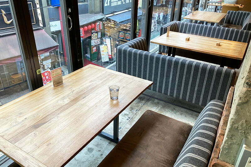 下北沢南口商店街側のカップル席、ここ座ってみたかったんだよねー。まあ、おっさん一人だけど