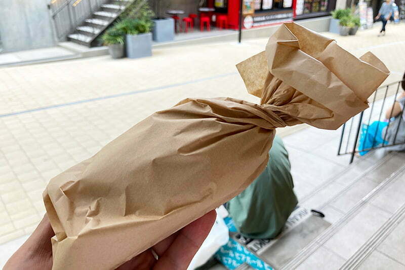 ミカン下北のシンボル大階段でいただきますー、なんか包み方がオシャレだなー