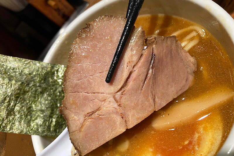 ミニサイズですが、具材は焼き海苔、味玉、メンマ、そしてチャーシューも入ってます