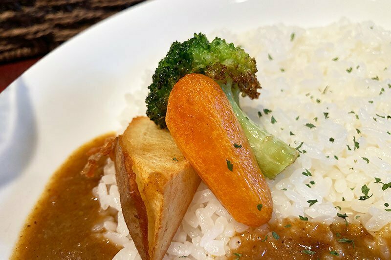 E-itou Curryの定番といえば、ニンジン、ジャガイモ、ブロッコリー