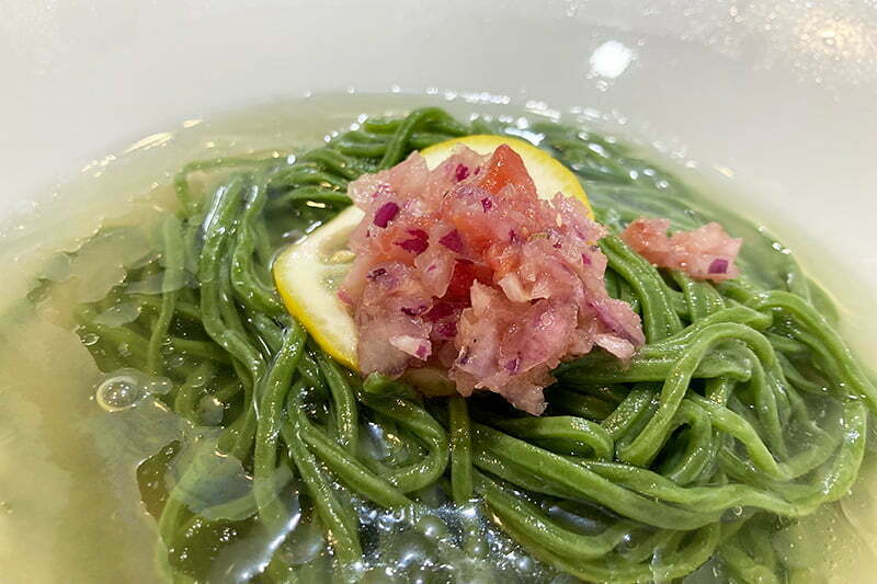 翡翠麺はほうれん草を練り込んだ麺のこと、ネーミングが素晴らしすぎる