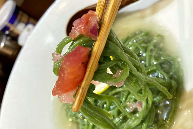 レモンの上にのる薬味的なトマトと玉ねぎも素晴らしいアクセント