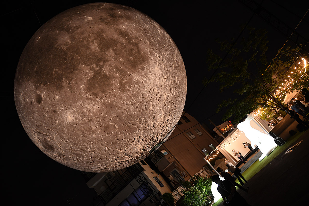 空き地に突如登場した直径7メートルの月