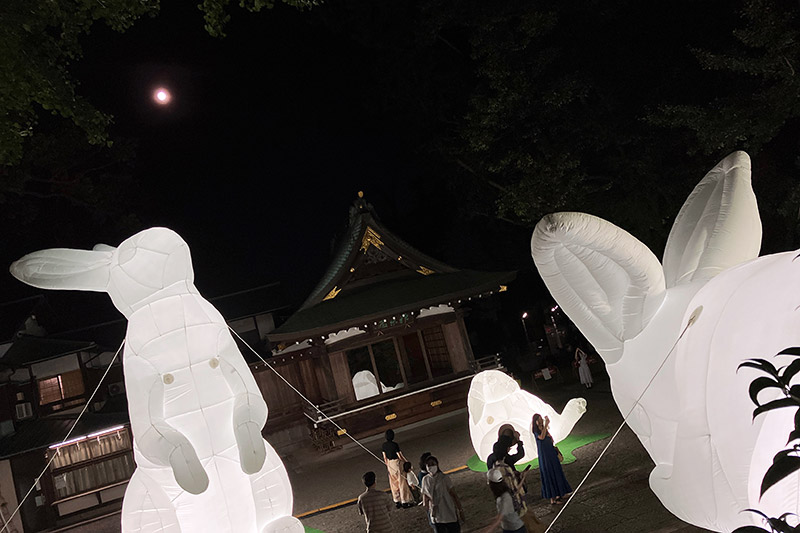 輝きを放つ中秋の名月とウサギの共演、この日しか見ることのできない光景が広がります