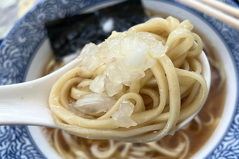 個人的にはラーメンにはネギが合うと感じていますが、このラーメンにはタマネギの方がいい