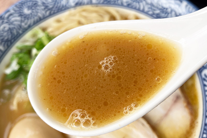 鶏白湯スープをベースに魚介の味わいをふんだんに活かした、深みのある味わい