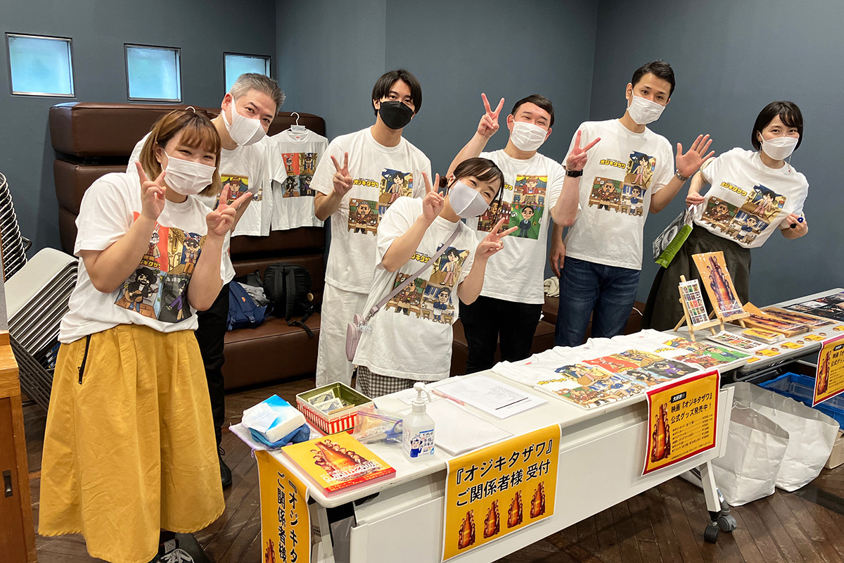 オジキタザワのキャストの面々が自ら受付! 物販も自ら行ってます