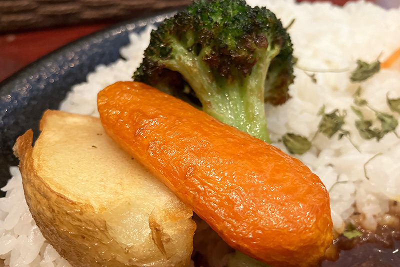 もちろんジャガイモ・ニンジン・ブロッコリーのお野菜もついてます