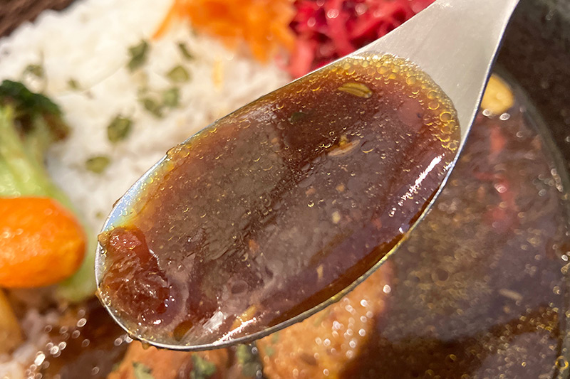 確かにE-itou Curryにしてはブラック、でも、それ以上に注目なのはサラサラなスープカレー感が満載なところ
