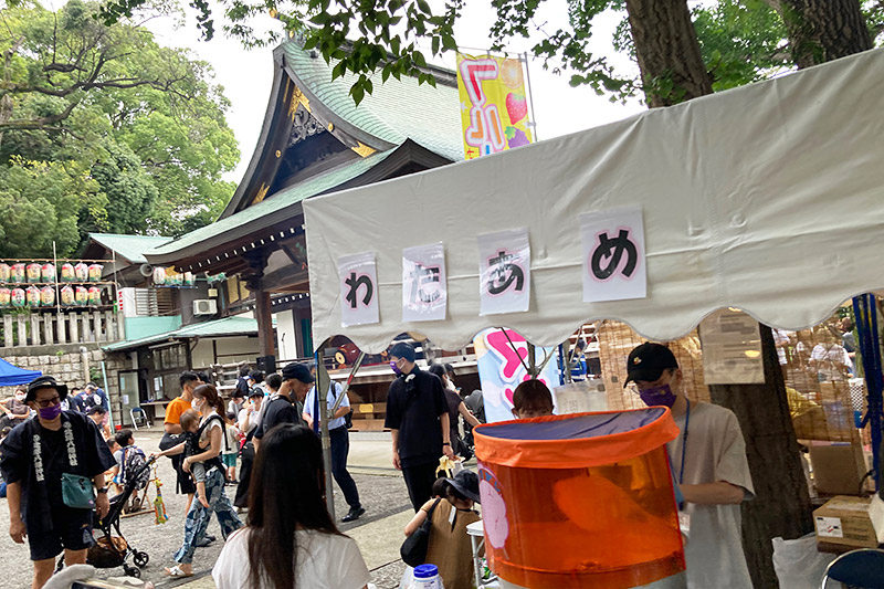 わたあめは200円、とてつもなく人気で長い行列ができていました