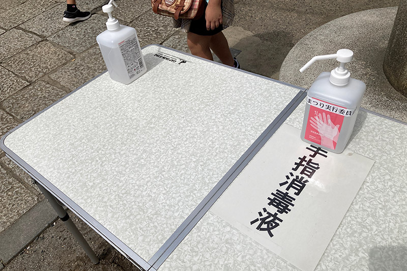 境内の至る所に消毒液が準備されています