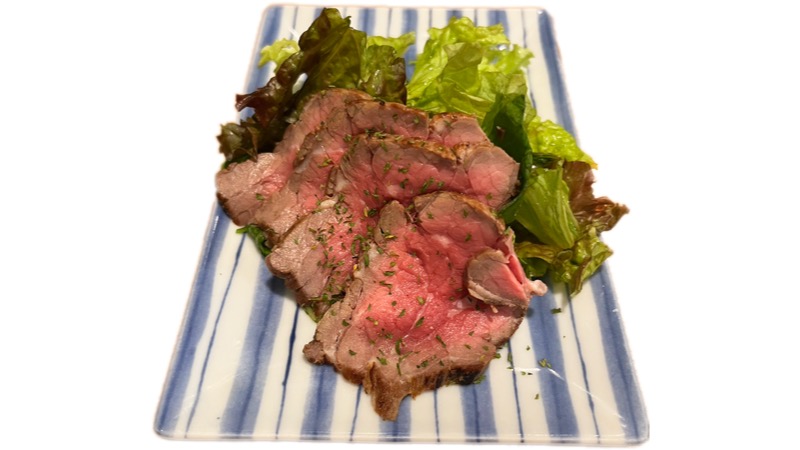 シモキタシュリンプの「自家製海老塩で食べる牛肉のタタキ」。お肉のイベントだけどやはり海老にはこだわる、自家製海老塩とは?