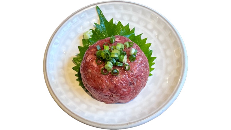 馬肉と日本酒 笑楽の「馬なめろう シンプルな味付けで肉の旨み甘みをダイレクトに」、もはやメニュー名に全てが込められていますね。日本酒と一緒にいただきたい!