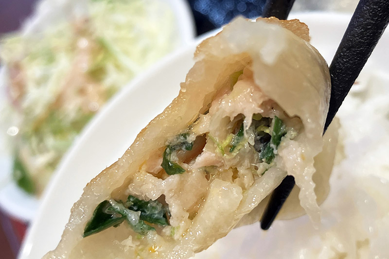 餡は意外とあっさりですが、肉汁がすごいです！