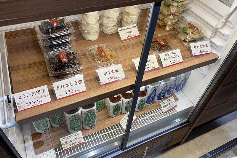 お惣菜(安い!)とお茶もあります