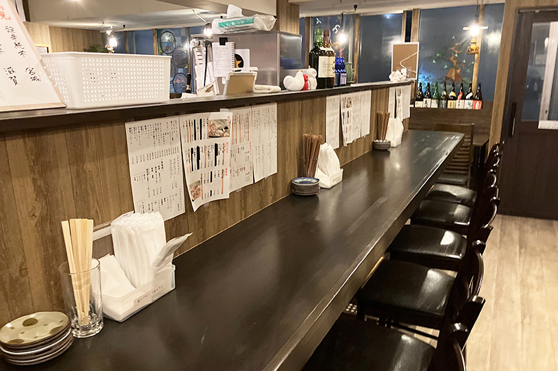 お店に入るとすぐにカウンター席、ばるばる下北沢のちょいのみ的にはめっちゃ最適! もちろん店内奥には、ゆったりと飲めるテーブル席もあります