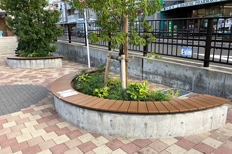 世田谷代田駅駅前広場のベンチ