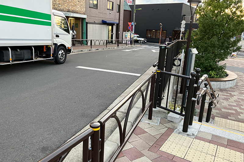 世田谷代田駅前の柵(セブンイレブンそば)