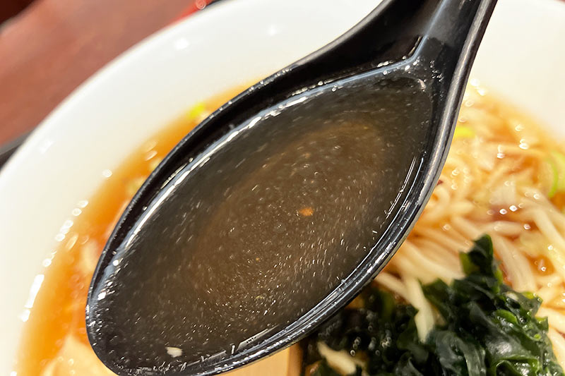 至ってスタンダードな中華そば風スープ
