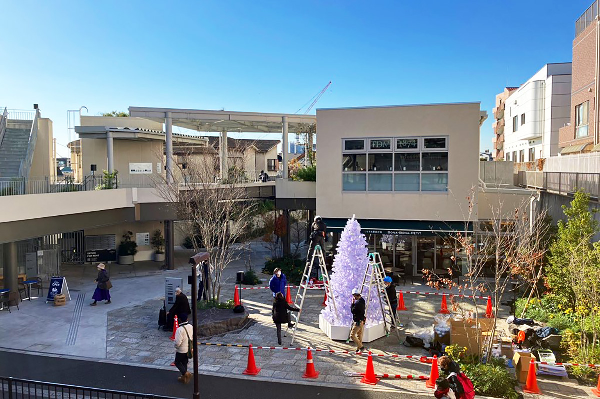 小田急線下北沢駅南西口前に登場した純白のクリスマスツリー
