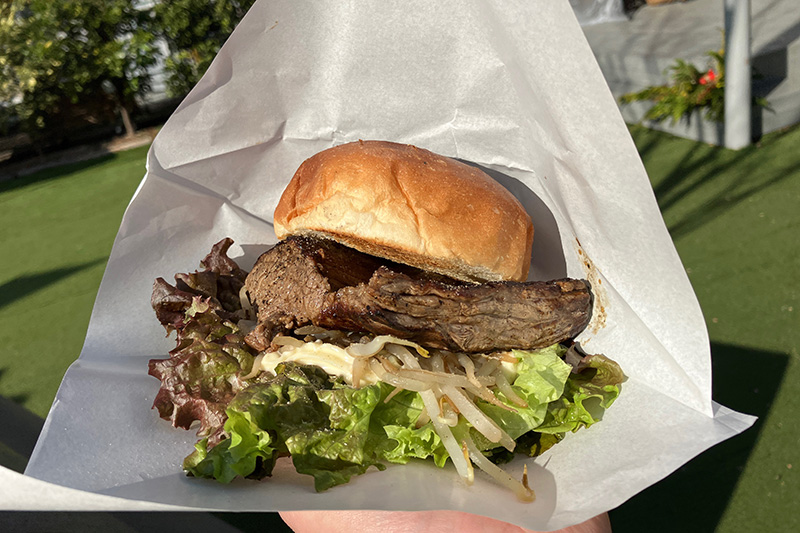 HOPEHOPEの「黒牛ステーキバーガー」1000円(税込)