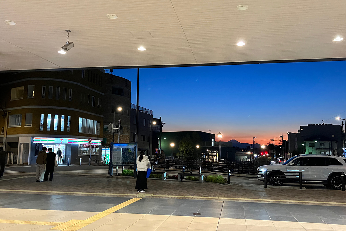 この日、世田谷代田駅からは夕暮れ空にくっきりと富士山のシルエットが浮かび上がっていました