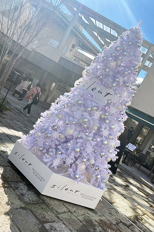 日中のツリーはこんな雰囲気、これはこれで美しい