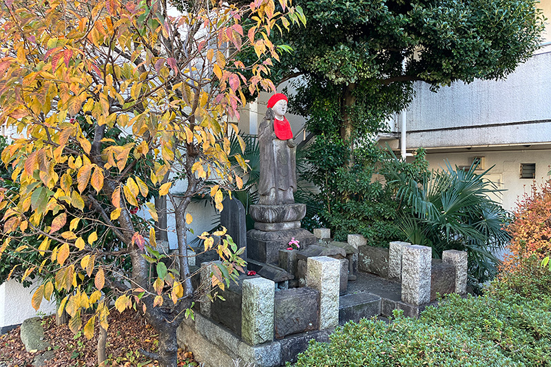 そこには旧下北沢二号踏切を見守るお地蔵様が
