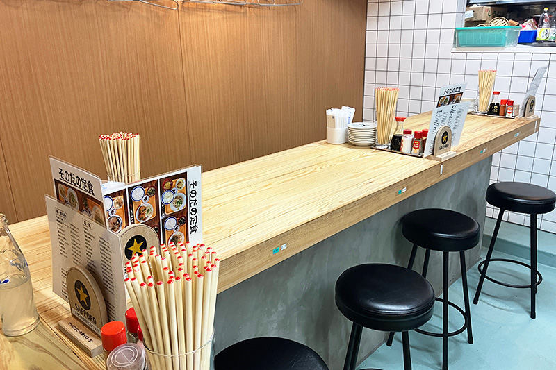 カウンターの端っこはこんな感じで対面テーブル席として利用できます