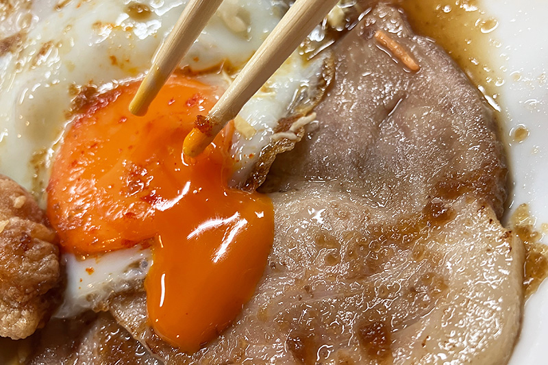 半熟の黄身と絡めていただきますー