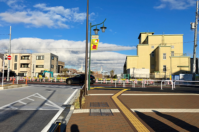 小田急線東北沢駅前バス停から新宿方面を望む
