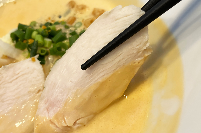 中心に鎮座するしっとり鶏胸チャーシュー
