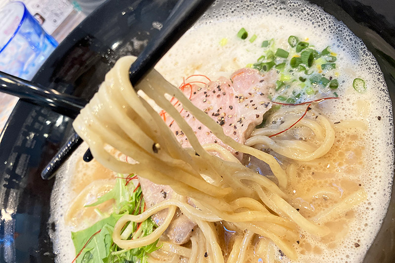 エスプーマ状のスープは、全粒粉の中太麺ともよく合います